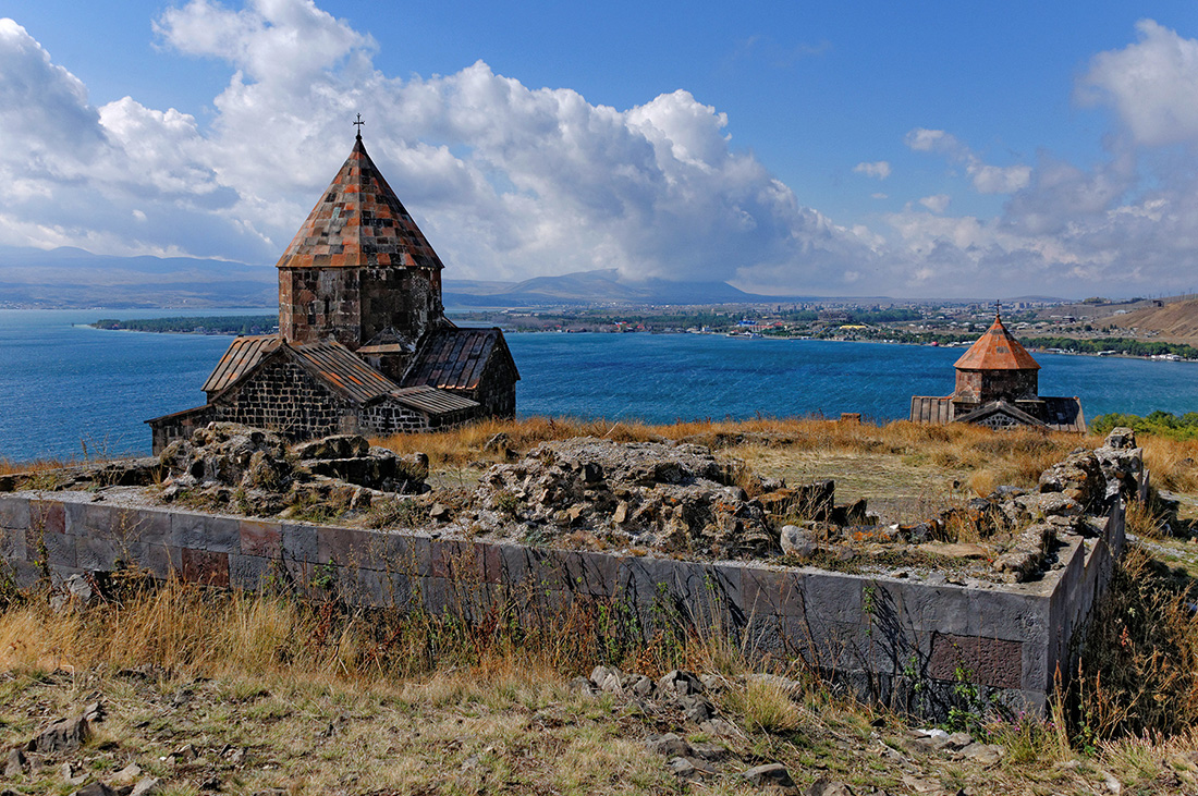 Nadine Borey - Eglises prs du lac Sevan