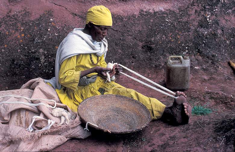 Claude Wadoux - Fileuse de mches (Ethiopie)